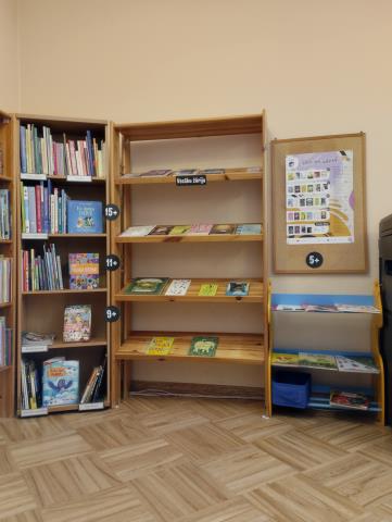 Mazo lasītāju grāmatu zona Māriņkalna bibliotēkā